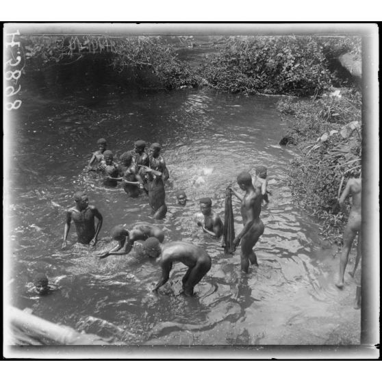 Route de Yaoundé à Yoko. Baignade des porteurs. [légende d'origine]