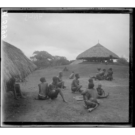Route de Yaoundé à Yoko. M'Baré. Aspect du village. [légende d'origine]