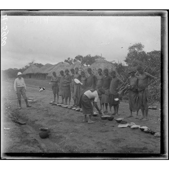 Route de Yaoundé à Yoko. M'Baré. Vivres pour les porteurs apportés le long de la route. [légende d'origine]