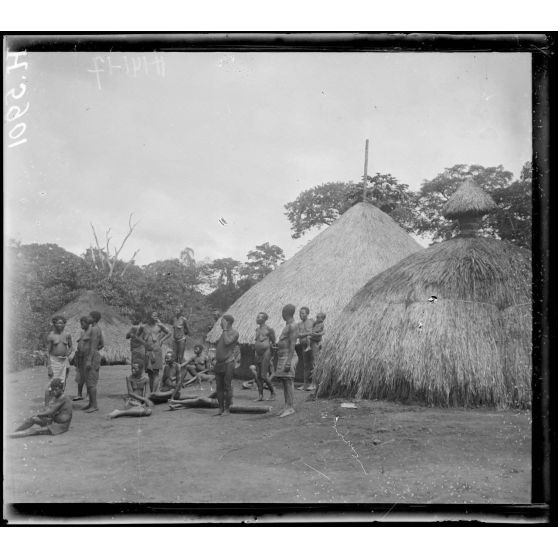 Route de Yaoundé à Yoko. Boukoudoum. Aspect du village. [légende d'origine]