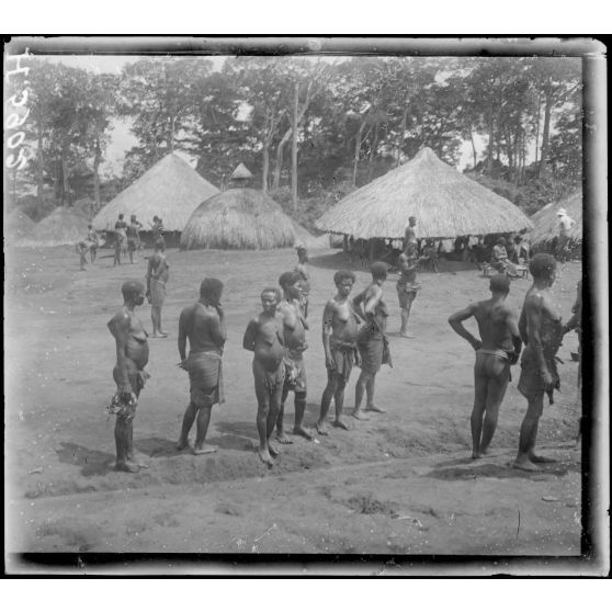 Route de Yaoundé à Yoko. Boukoudoum. Aspect du village. [légende d'origine]