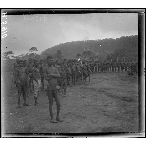 Village de Mvogo-Betzi. Groupe de lépreux. [légende d'origine]
