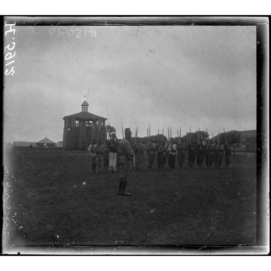 Yaoundé. Tirailleurs sur la place d'armes. [légende d'origine]
