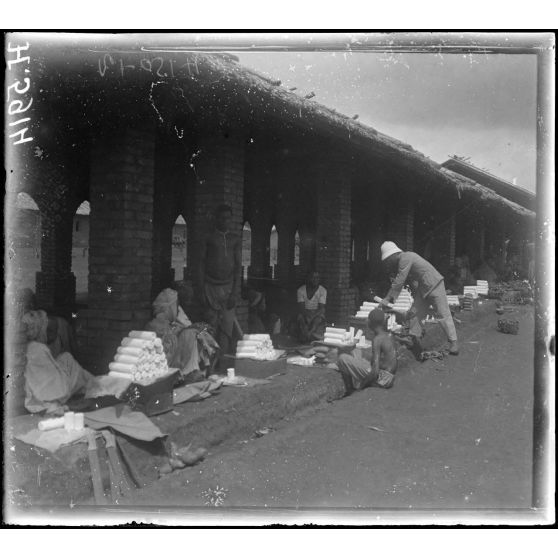Yaoundé. Coin de marché. [légende d'origine]