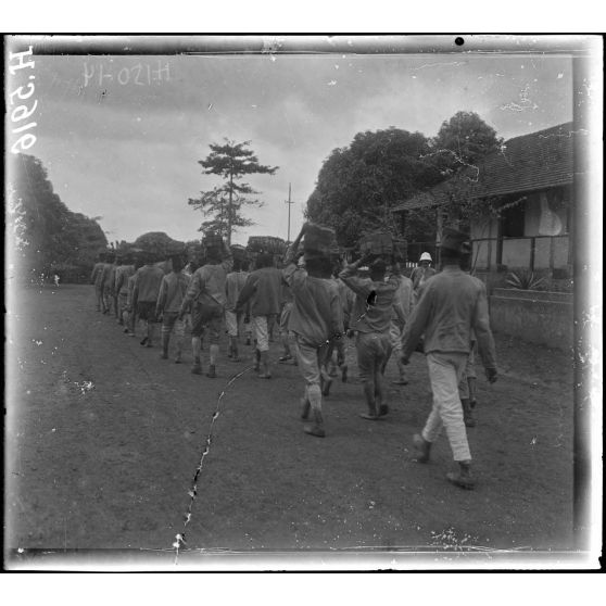 Yaoundé. Tirailleurs en corvée. [légende d'origine]