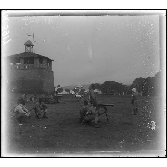 Yaoundé. Tirailleurs à l'exercice. [légende d'origine]