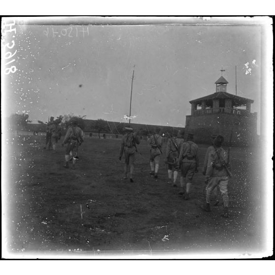 Yaoundé. Tirailleurs à l'exercice. [légende d'origine]