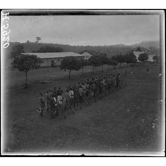 Yaoundé. Tirailleurs à l'exercice. [légende d'origine]
