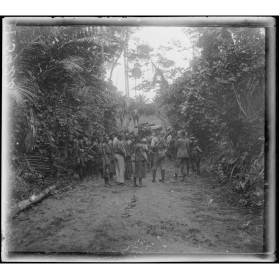 Route de Yaoundé à Akonolinga. Abanga. Aspect de la route. [légende d'origine]