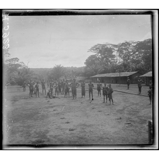 Route de Yaoundé à Akonolinga. Mahoutou. Le village. [légende d'origine]