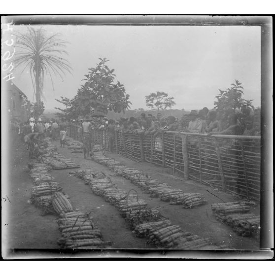 Akonolinga. Le marché. [légende d'origine]