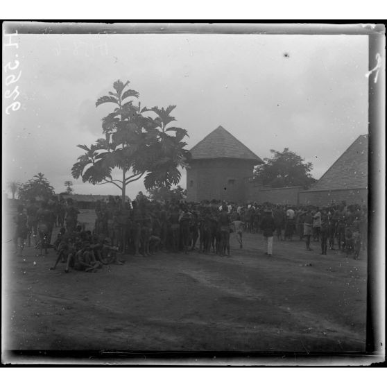 Akonolinga. Les alentours du marché. [légende d'origine]