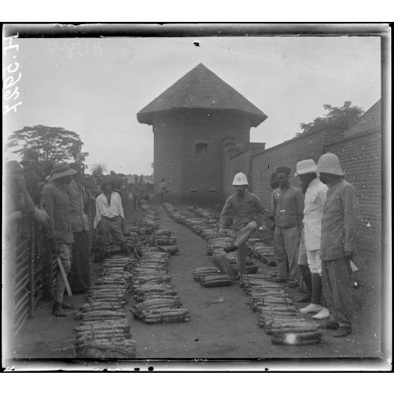 Akonolinga. Achat de manioc pour le poste. [légende d'origine]