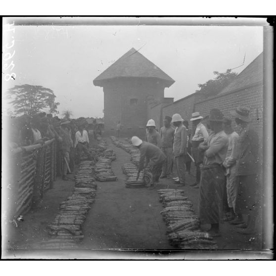 Akonolinga. ; Akonolinga. Achat de manioc pour le poste. [légende d'origine]