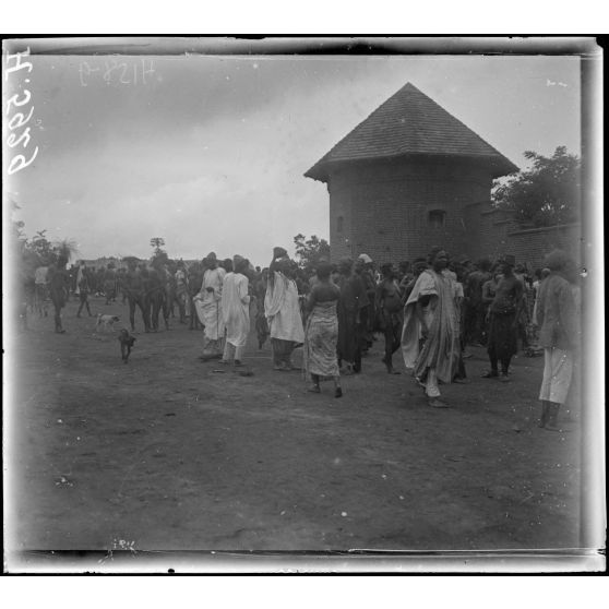 Akonolinga. Le marché. [légende d'origine]