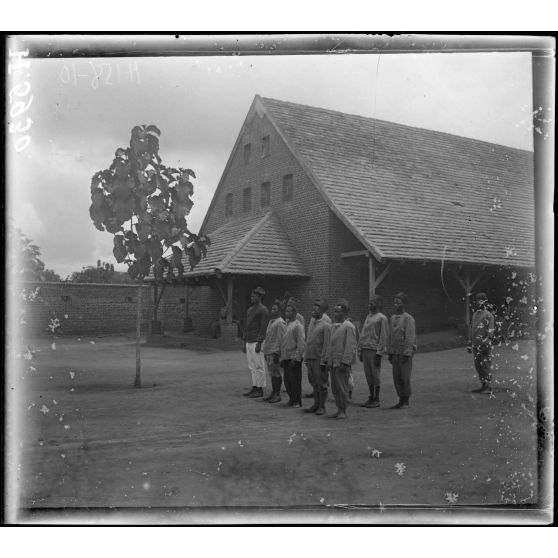 Akonolinga. Tirailleurs dans le poste. [légende d'origine]