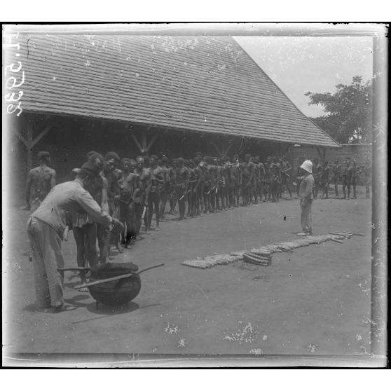 Akonolinga. Distribution des vivres aux indigènes. [légende d'origine]
