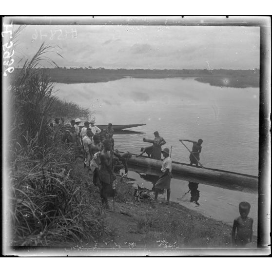 Akonolinga. Berge d'embarquement sur le Nyong. [légende d'origine]