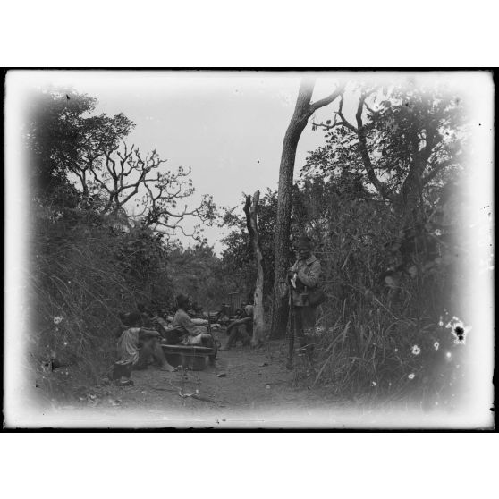 Route de Yoko à Tibati. Repos d'un convoi sur la piste. [légende d'origine]