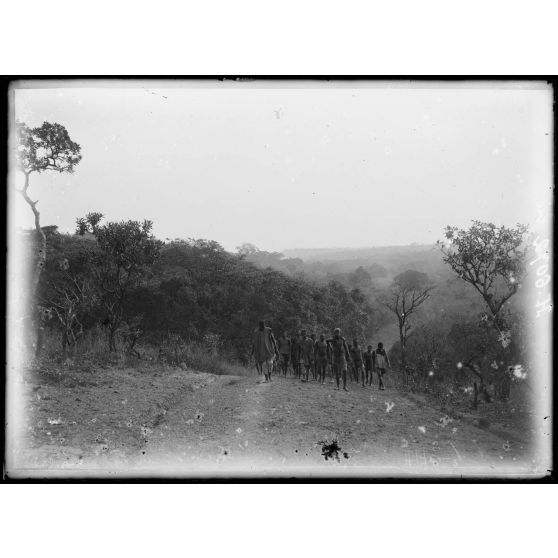 Route de Yoko à Tibati. Boudjiri, aspect de la route vers le sud. [légende d'origine]