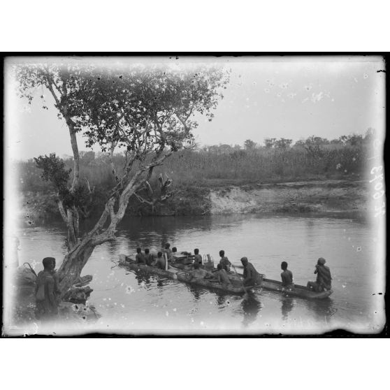 Route de Yoko à Tibati. Passage de la "Makaye". [légende d'origine]