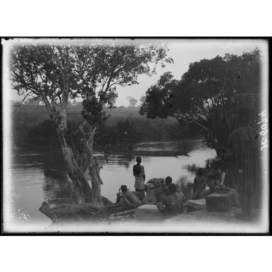 Route de Yoko à Tibati. Passage de la "Makaye". [légende d'origine]