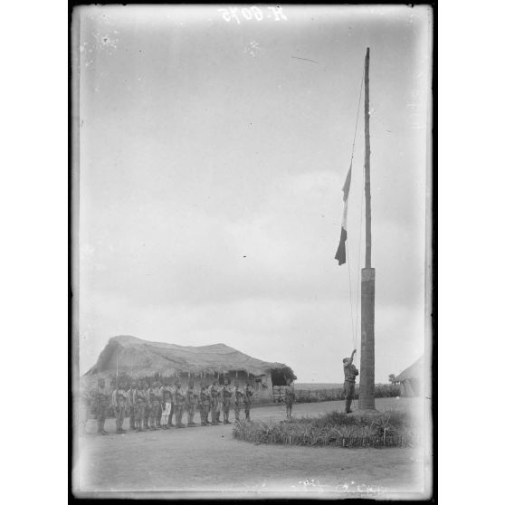 Tibati. Salut au drapeau. [légende d'origine]