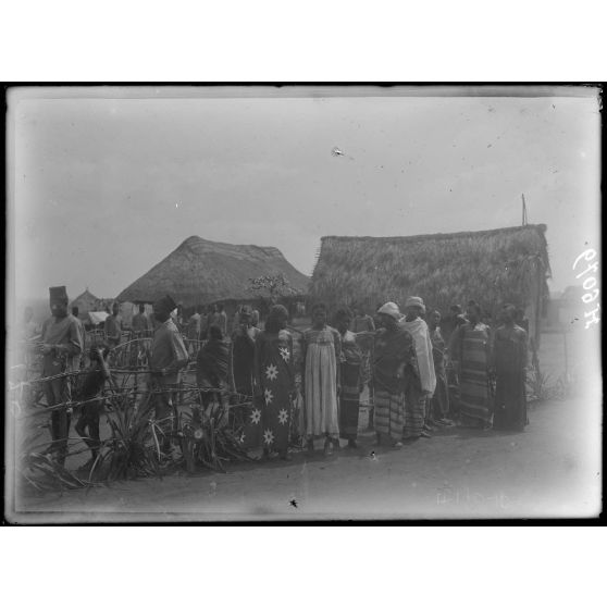 Tibati. La cour du poste. [légende d'origine]