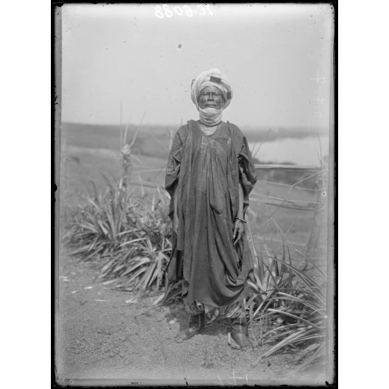 Tibati. Un chef de race Tikar. [légende d'origine]