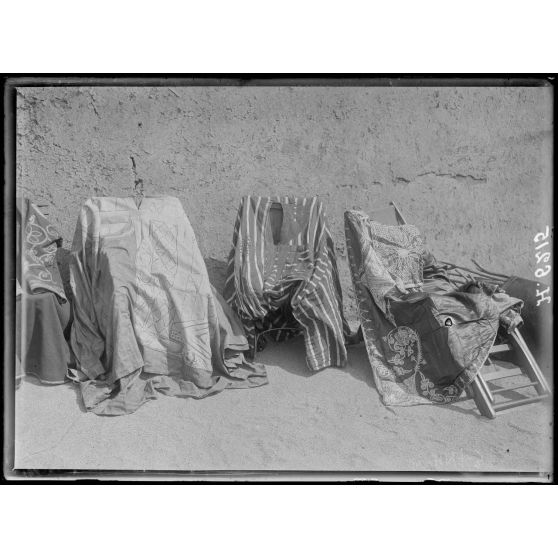 N'Gaoundéré village. Les boubous du sultan. [légende d'origine]