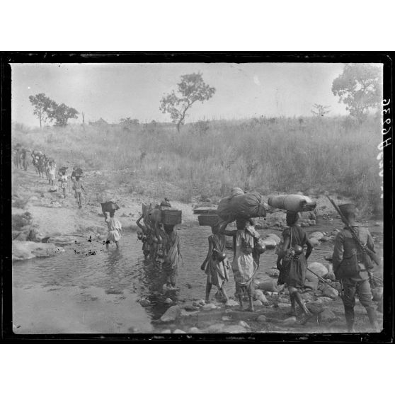 Route de N'Gaoundéré à Garoua. Un convoi passant la Bénoué près de sa source. [légende d'origine]