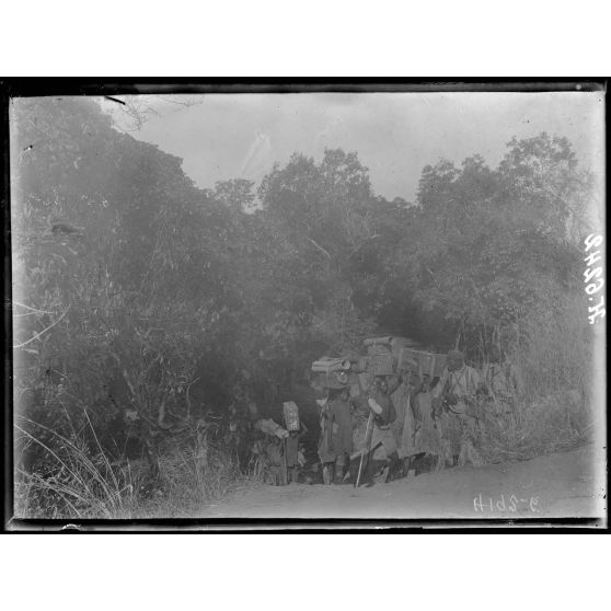 Route de N'Gaoundéré à Garoua. A 2h de Pokor, passage d'un mayo. [légende d'origine]