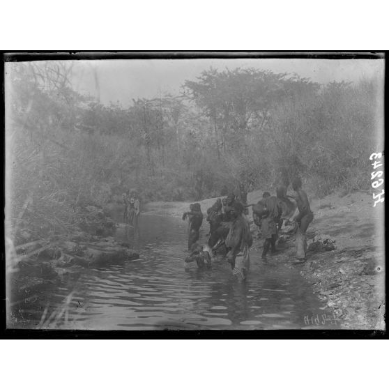 Route de N'Gaoundéré à Garoua. Porteurs se lavant dans le mayo Matoléro. [légende d'origine]