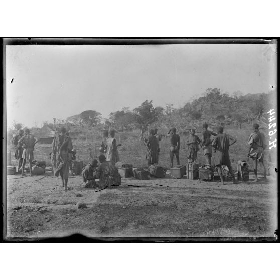 Route de N'Gaoundéré à Garoua. Village d'Aladehin-Galibu. [légende d'origine]