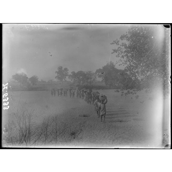 Route de Garoua à Maroua. A 1h 1/2 au nord de Gider, la piste passe le mayo Larba. [légende d'origine]