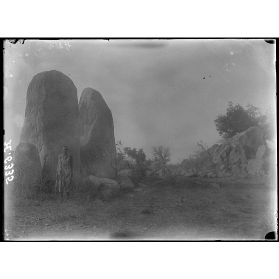 Route de Garoua à Maroua. Matafal. Aspect de la contrée, masses granitiques. [légende d'origine]