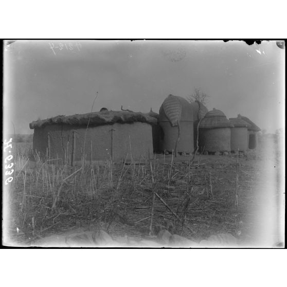 Route de Garoua à Maroua. Matafal. Groupe de cases formant l'habitat d'une famille Kirdi. [légende d'origine]