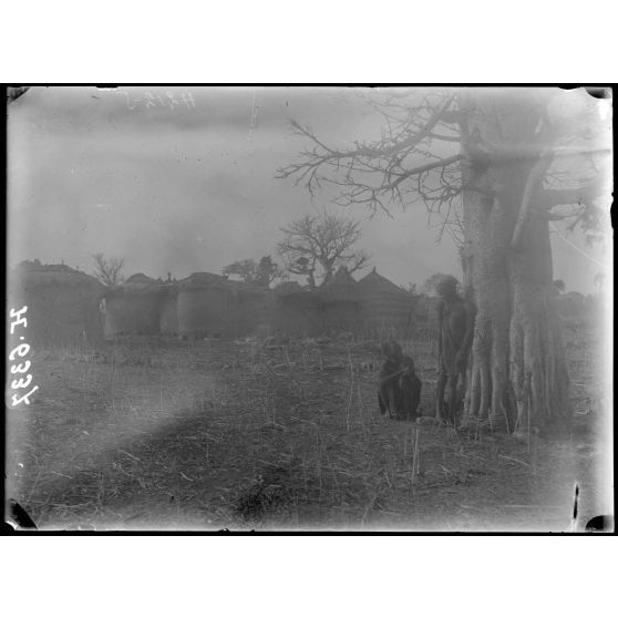 Route de Garoua à Maroua. Matafal. Village Kirdi. [légende d'origine]