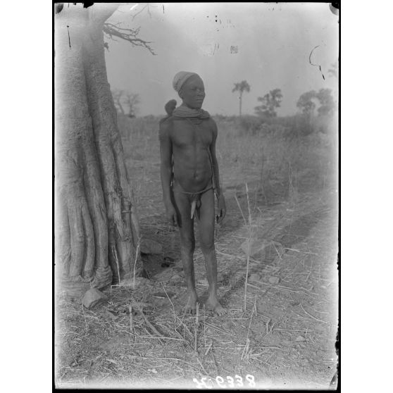 Route de Garoua à Maroua. Matafal.Type d'homme Kirdi de la plaine. [légende d'origine]