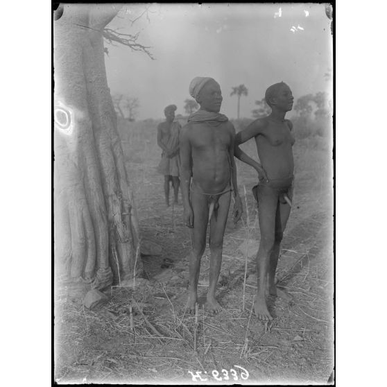 [Route de Garoua à Maroua. Matafal. Types d'hommes Kirdis de la plaine.]