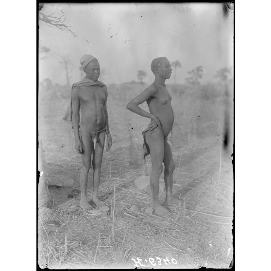Route de Garoua à Maroua. Matafal. Types de Kirdis des montagnes. [légende d'origine]