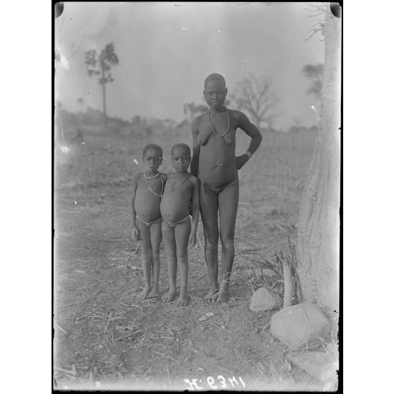 Route de Garoua à Maroua. Matafal. Types de Kirdis des montagnes. [légende d'origine]