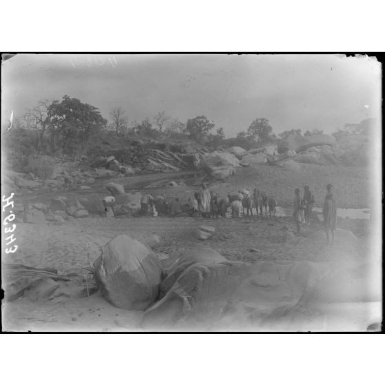 Route de Garoua à Maroua. A 40 minutes au nord de Matafal, passage du mayo Loué. [légende d'origine]
