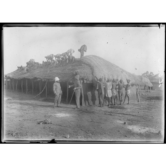 Route de Garoua à Maroua. Badiouma. Grand hangar de 20 m x 5 m. [légende d'origine]
