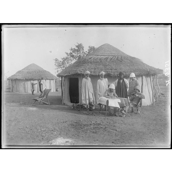 Route de Garoua à Maroua. Badiouma. Case pour Européens, de 5m de diamètre. [légende d'origine]