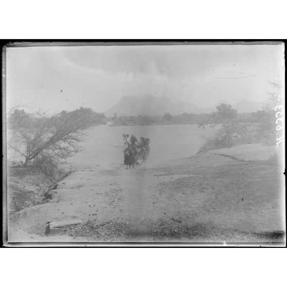 Route de Garoua à Maroua. A 1h1/2 au nord de Boulaibi, le piste franchit le mayo Bulo à sec. [légende d'origine]