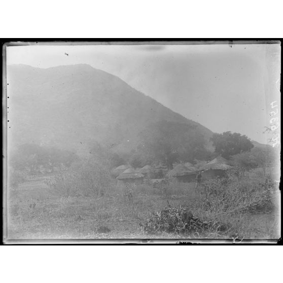 Route de Garoua à Maroua. Lombel. Le campement et les montagnes de Lombel. [légende d'origine]