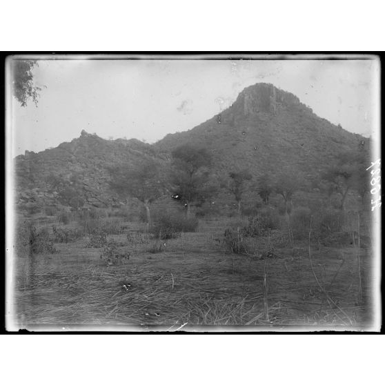 Route de Maroua à Mora. Le plus haut sommet du Mémé (1). [légende d'origine]
