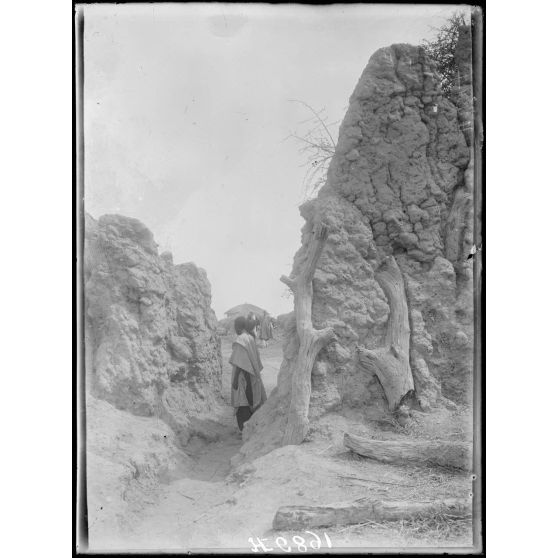 Route de Mora à Kousseri. Djilbé. Mur d'enceinte. [légende d'origine]
