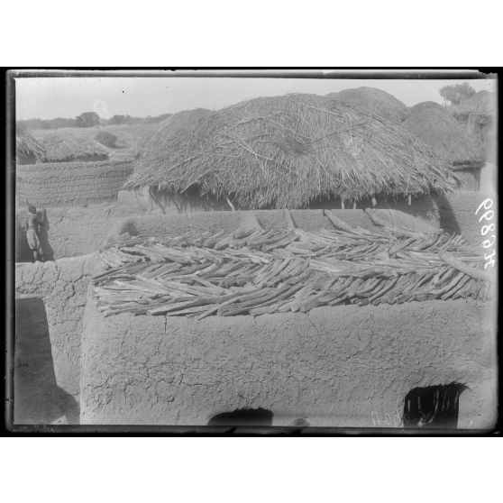 Route de Mora à Kousseri. Kala-Kafra. Charpente du toit d'une maison. [légende d'origine]